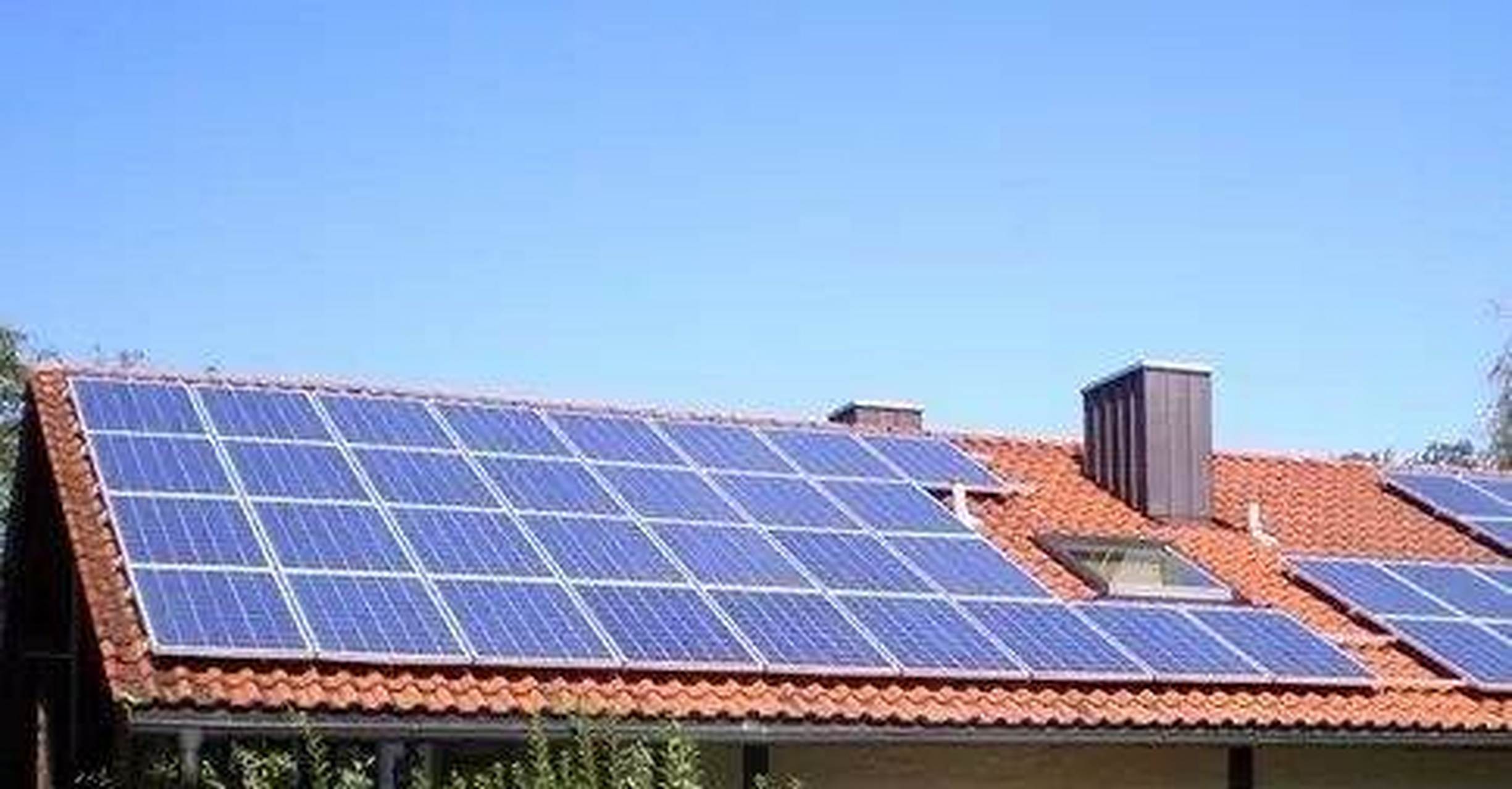 屋頂上的“搖錢樹”？光伏發電租屋頂的利與弊